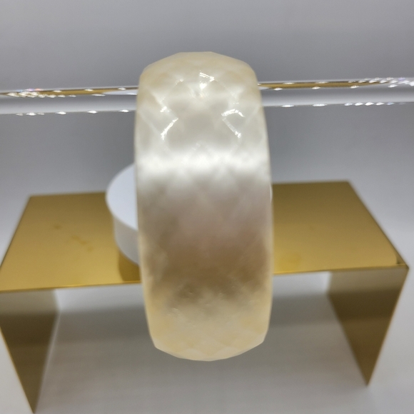 Vintage Cream Bangle Bracelet / Lucite / Beveled - Picture 4 of 4